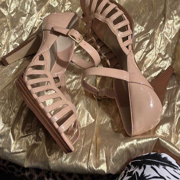 Dusty Rose dress shoe with gold tone buckles, wood like heel - Picture 2 of 9